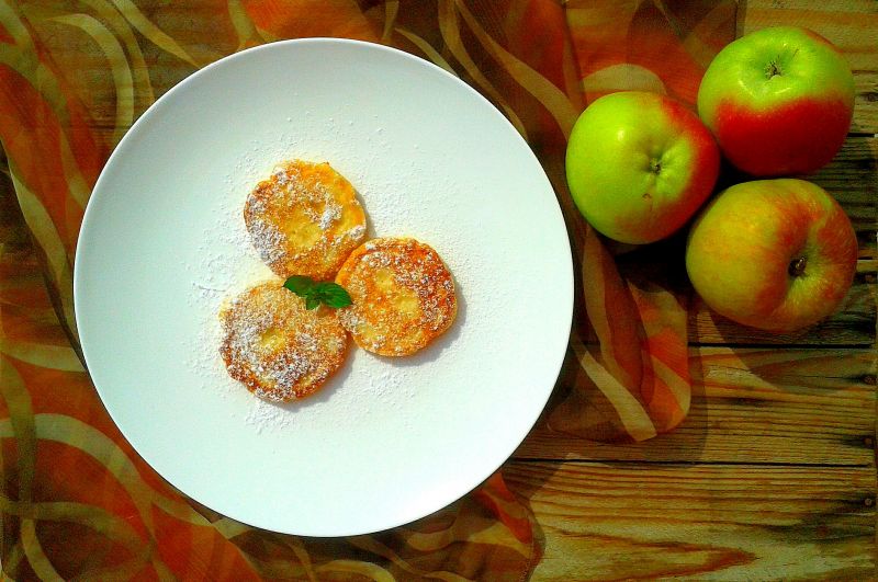 „Grzybki” na zsiadłym mleku z jabłkami „Grzybki” na zsiadłym mleku z jabłkami