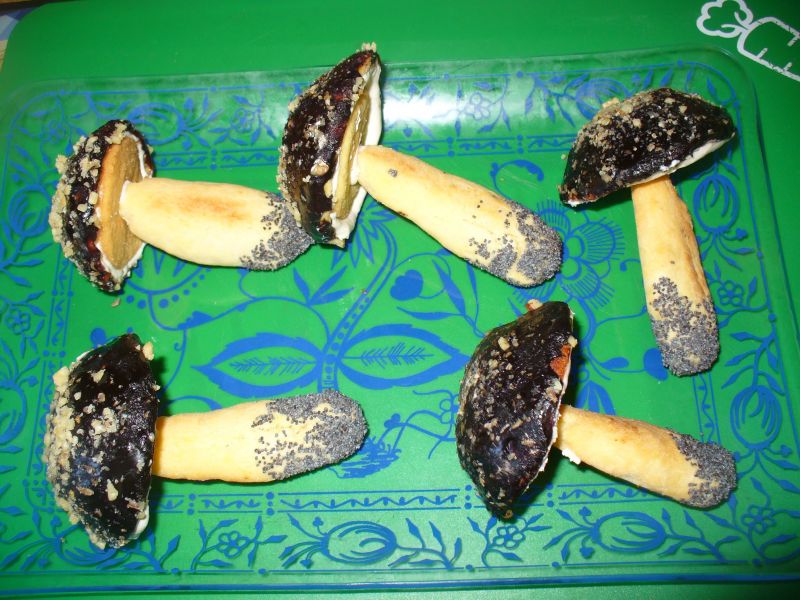 Grzybki z ciasta kruchego nadziewane  masą Grzybki z ciasta kruchego nadziewane  masą