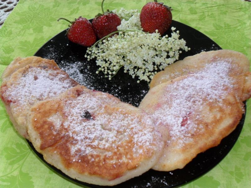 "Grzybki" z truskawkami i kwiatami czarnego bzu