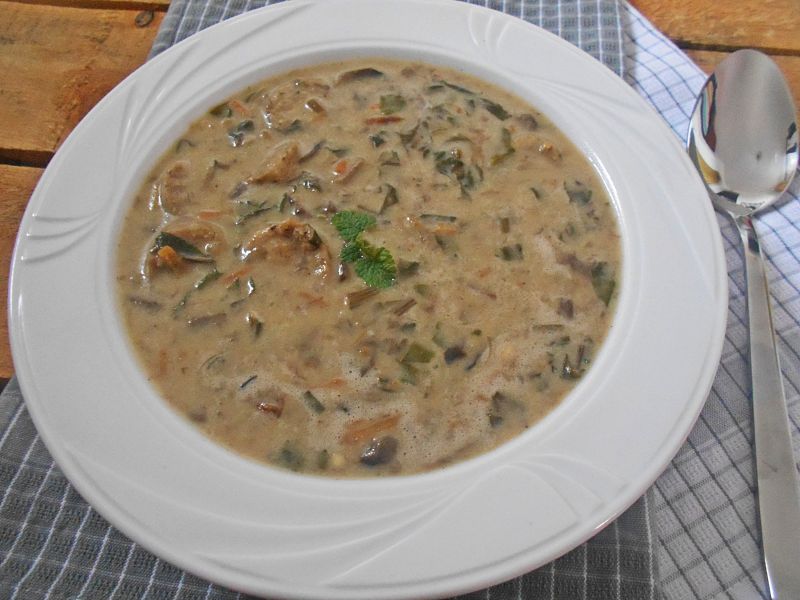 Grzybowa z białą kiełbasą i botwiną Grzybowa z białą kiełbasą i botwiną