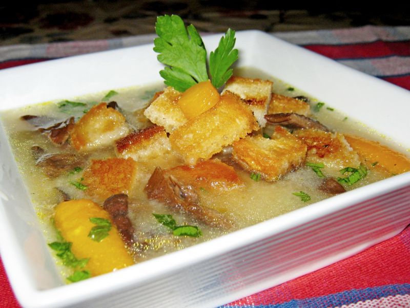 Grzybowa z grzankami 