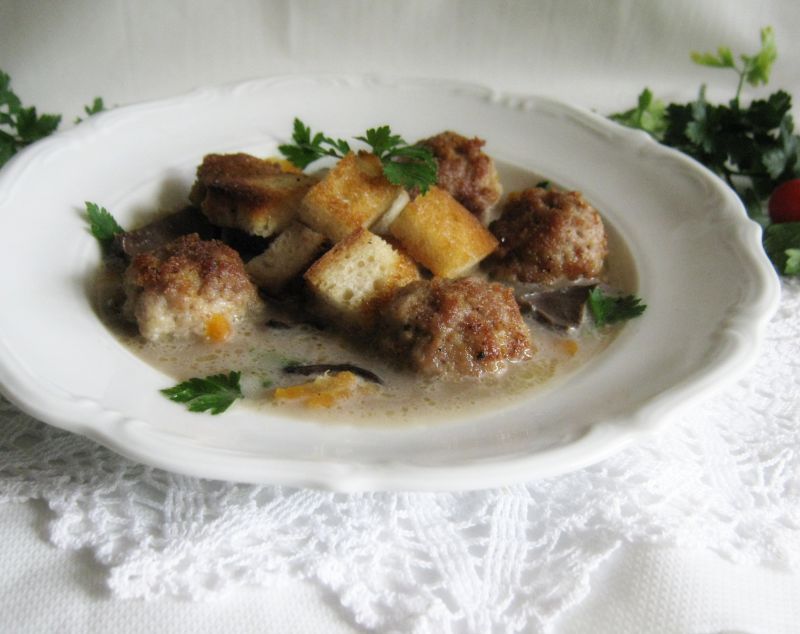 Zupa grzybowa z pulpetami