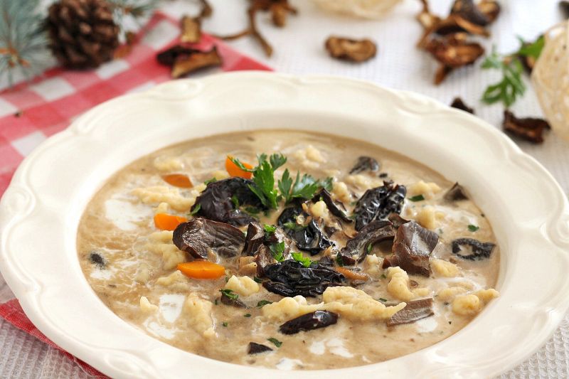 Grzybowa ze śliwkami i kluseczkami Grzybowa ze śliwkami i kluseczkami