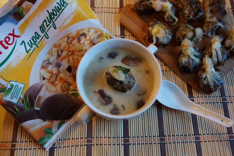 Grzybowa zupa z grzybowymi koszyczkami 