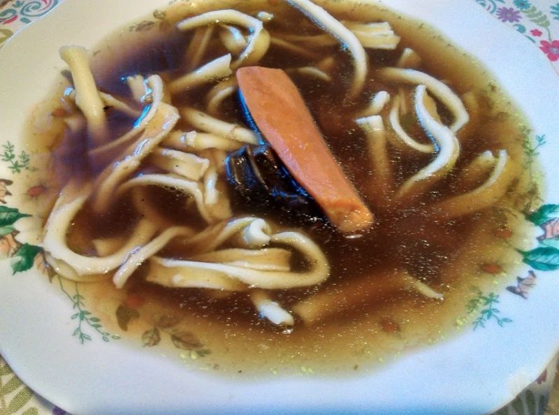 Grzybowy rosół z wędzonymi śliwkami