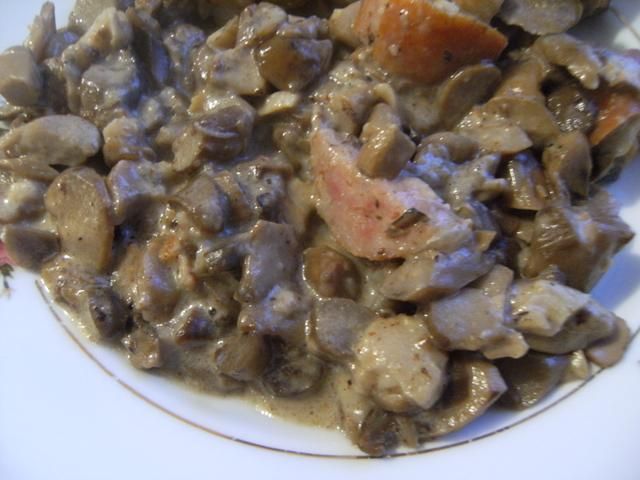 Grzyby leśne smażone z kiełbaską Grzyby leśne smażone z kiełbaską