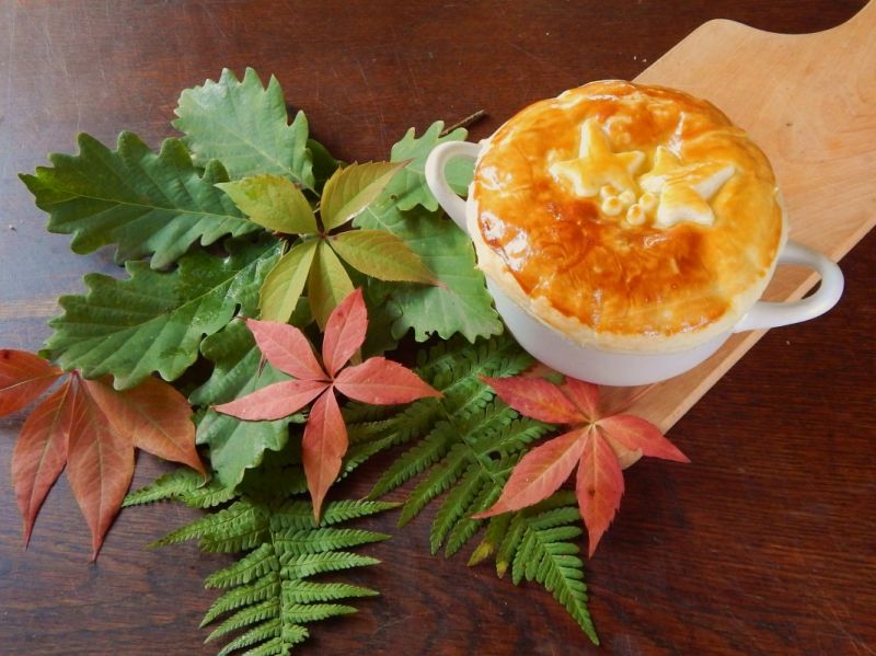 Grzyby leśne zapiekane pod ciastem francuskim
