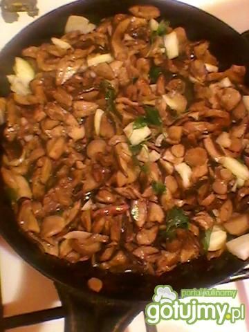 Grzyby smażone z cebulą.