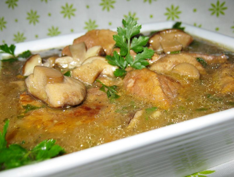 Grzyby z mięsem w sosie