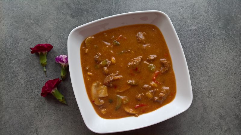 Gulasz wołowy z papryką, pieczarkami i ogórkiem