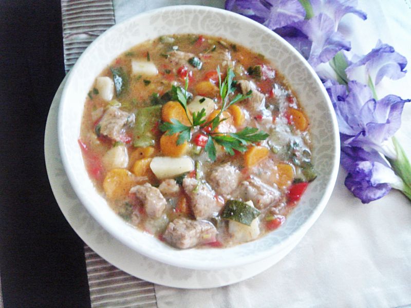 Gulasz cielęcy z bukietem warzyw Gulasz cielęcy z bukietem warzyw