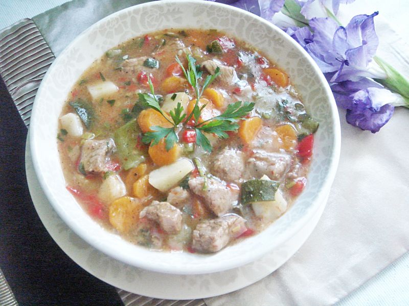 Gulasz cielęcy z bukietem warzyw Gulasz cielęcy z bukietem warzyw