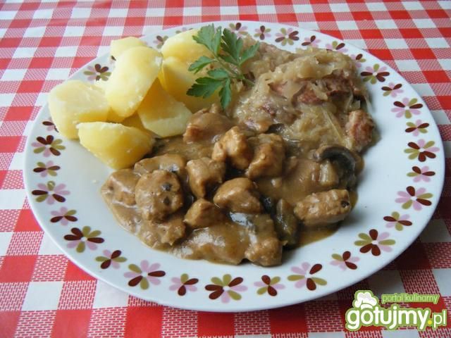 Gulasz cielęcy z pieczarkami Gulasz cielęcy z pieczarkami