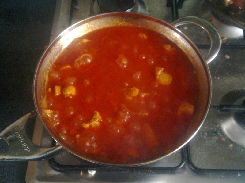 Gulasz drobiowy w sosie pomidorowym