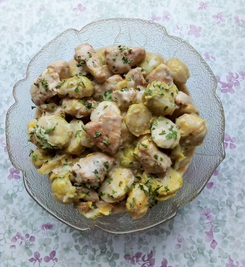 Gulasz drobiowy z brukselką