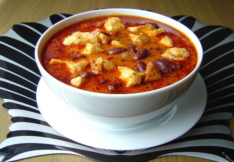 Gulasz Drobiowy z Chorizo i Fasolą Gulasz Drobiowy z Chorizo i Fasolą