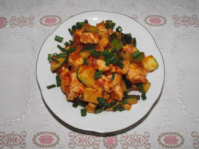  Gulasz drobiowy z cukinią 