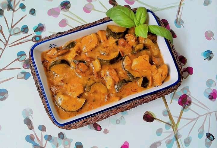 Gulasz drobiowy z cukinią i kurkami