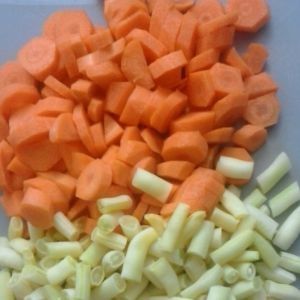 Gulasz drobiowy z fasolką szparagową i marchewką