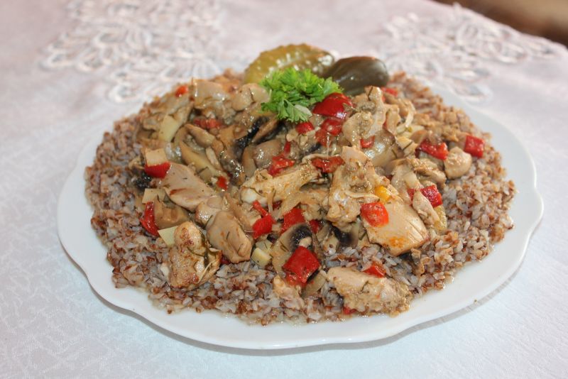 Gulasz drobiowy z kaszą