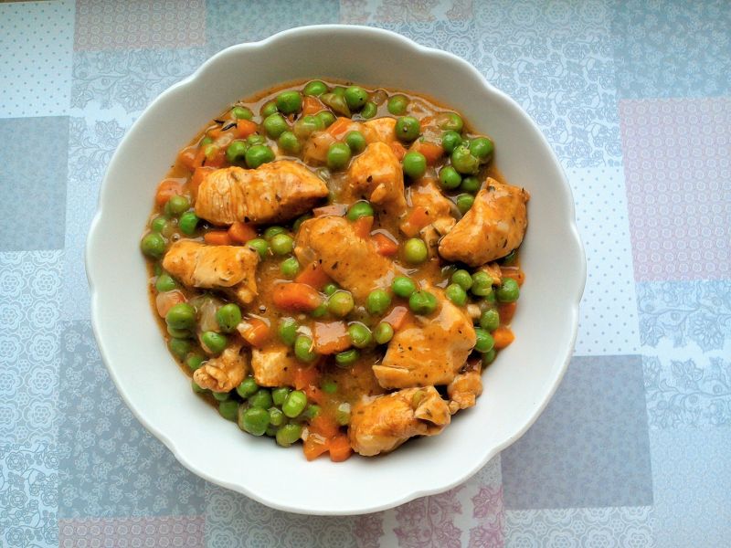 Gulasz drobiowy z marchewką i mrożonym groszkiem Gulasz drobiowy z marchewką i mrożonym groszkiem