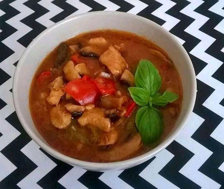 Gulasz drobiowy z papryką i pieczarkami Gulasz drobiowy z papryką i pieczarkami