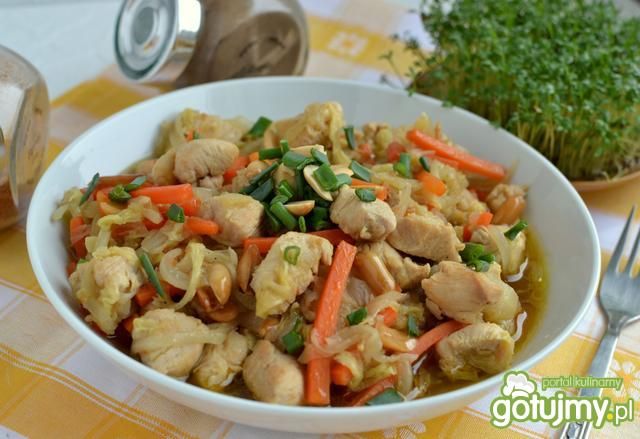 Gulasz drobiowy z pekinką i orzeszkami