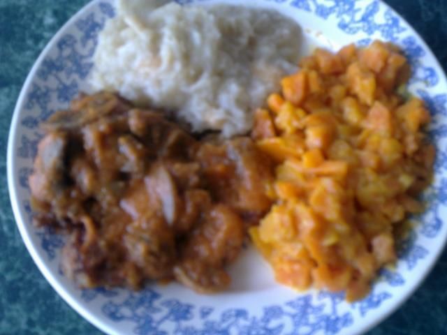 Gulasz drobiowy z pieczarkami