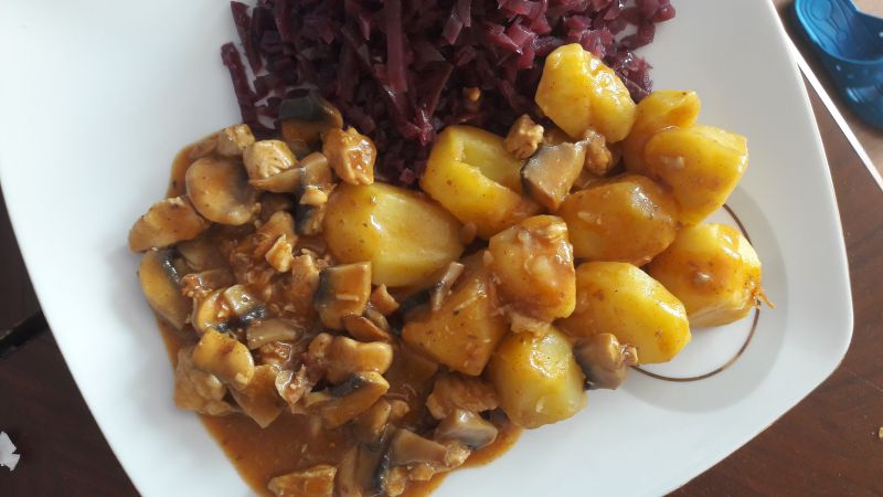 Gulasz drobiowy z pieczarkami