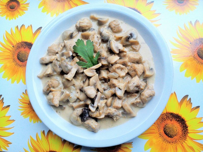 Gulasz drobiowy z pieczarkami 