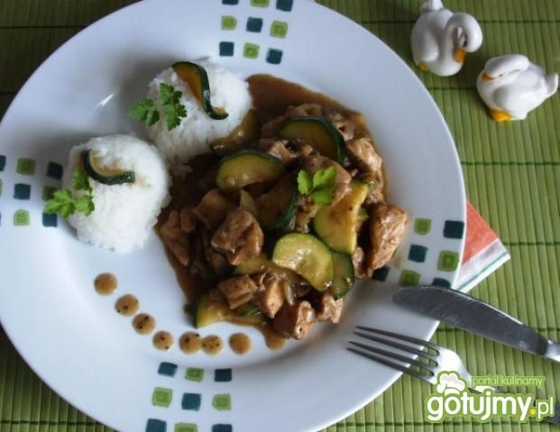 Gulasz drobiowy z pieczarkami i cukinią