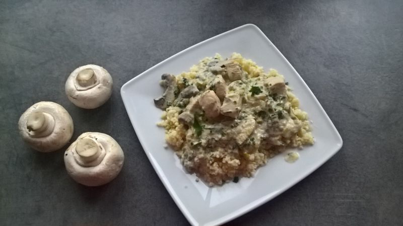 Gulasz drobiowy z pieczarkami, porem i musztardą