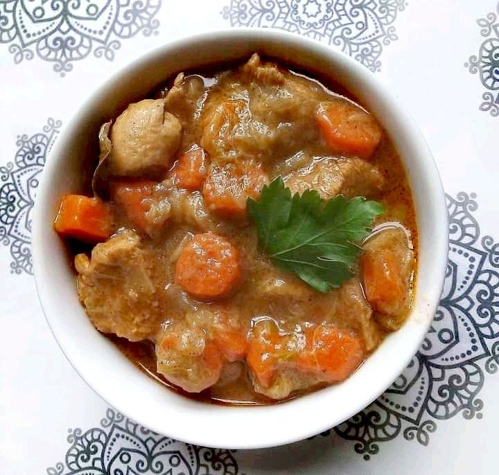 Gulasz drobiowy z rabarbarem i marchewką