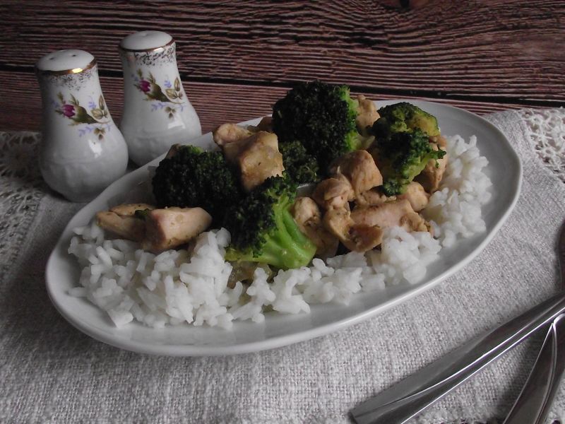 Gulasz drobiowy z różyczkami brokułu