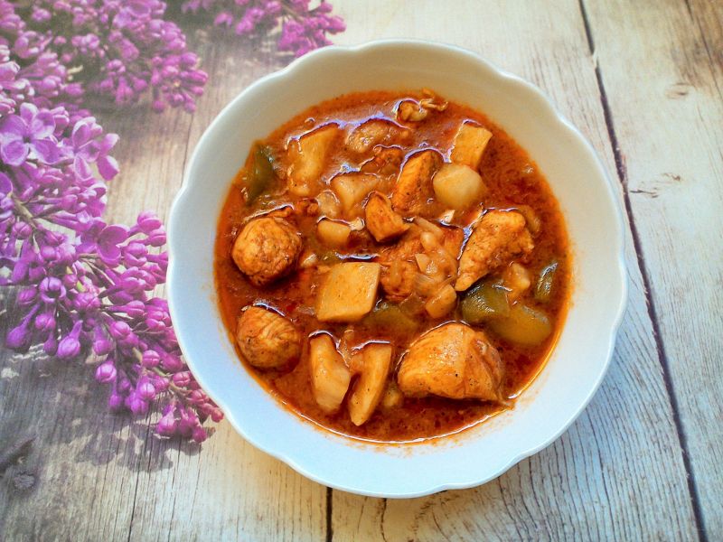 Gulasz drobiowy z selerem i zieloną papryką