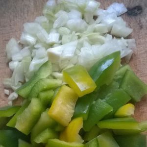 Gulasz drobiowy z selerem i zieloną papryką