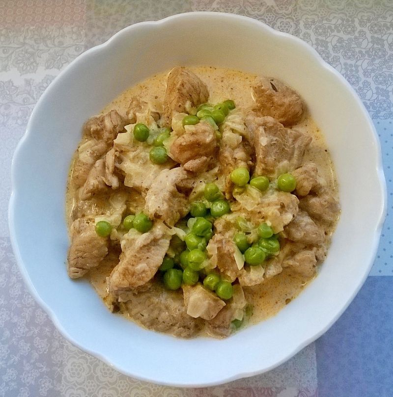 Gulasz drobiowy z zielonym groszkiem