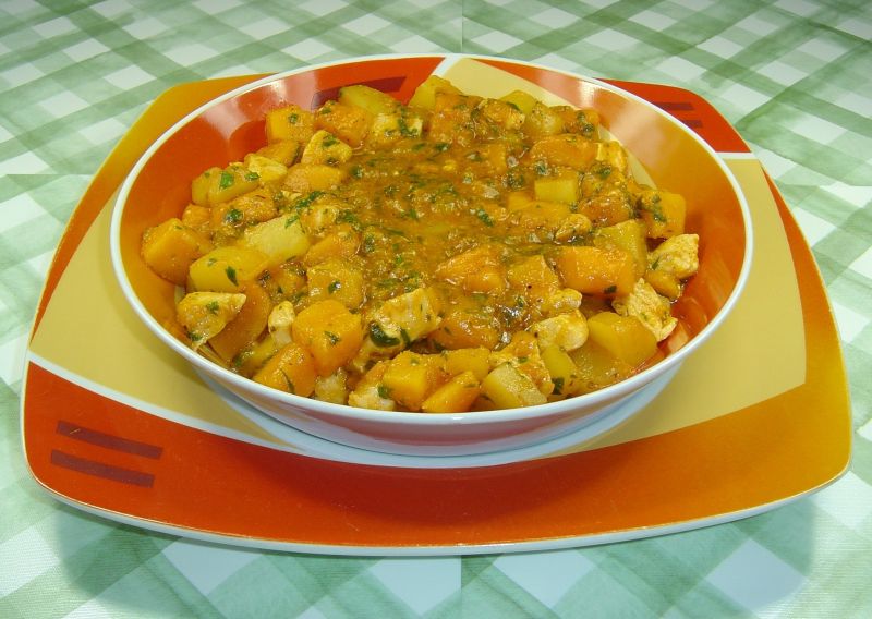 Gulasz dyniowy z ziemniakami i mięsem drobiowym