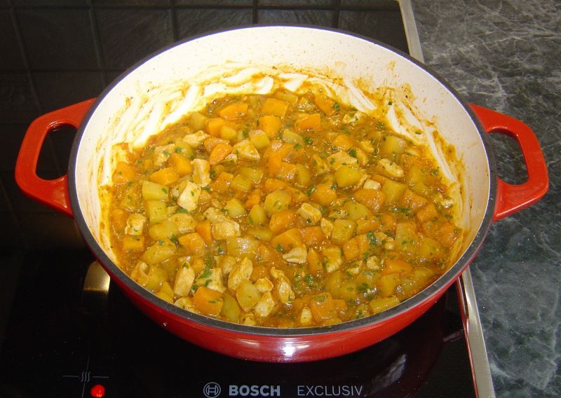 Gulasz dyniowy z ziemniakami i mięsem drobiowym