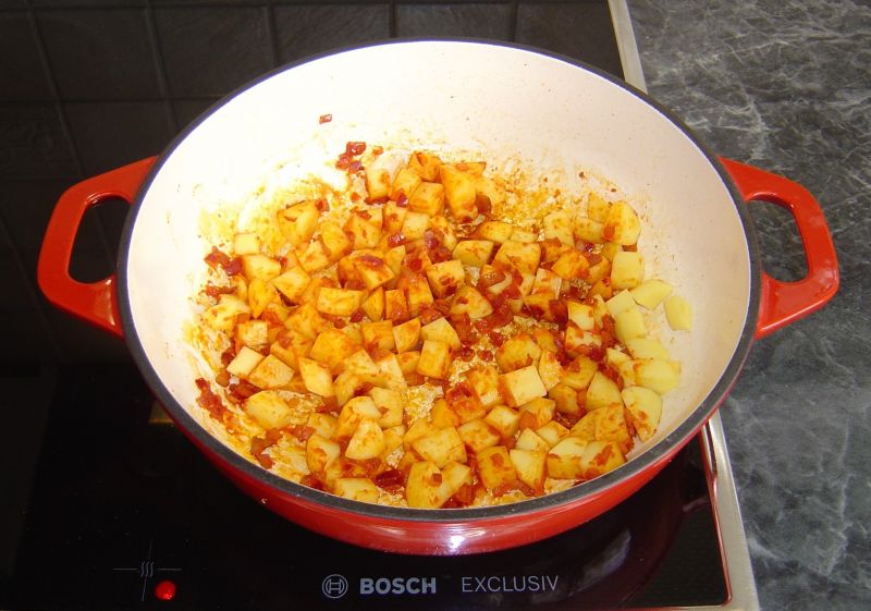 Gulasz dyniowy z ziemniakami i mięsem drobiowym