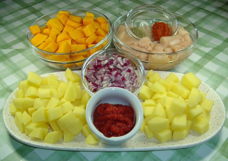 Gulasz dyniowy z ziemniakami i mięsem drobiowym