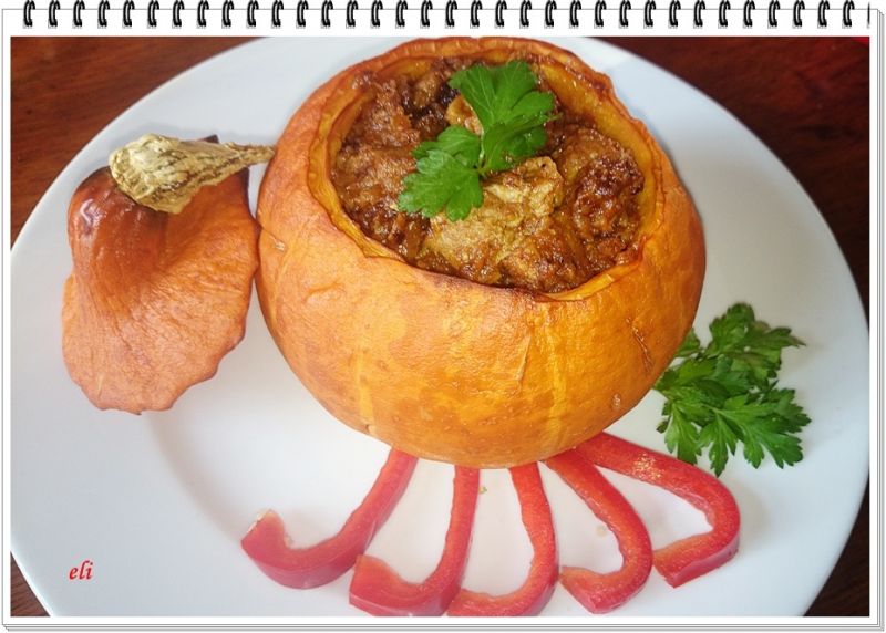 Gulasz Eli w dyniowych miseczkach  Gulasz Eli w dyniowych miseczkach