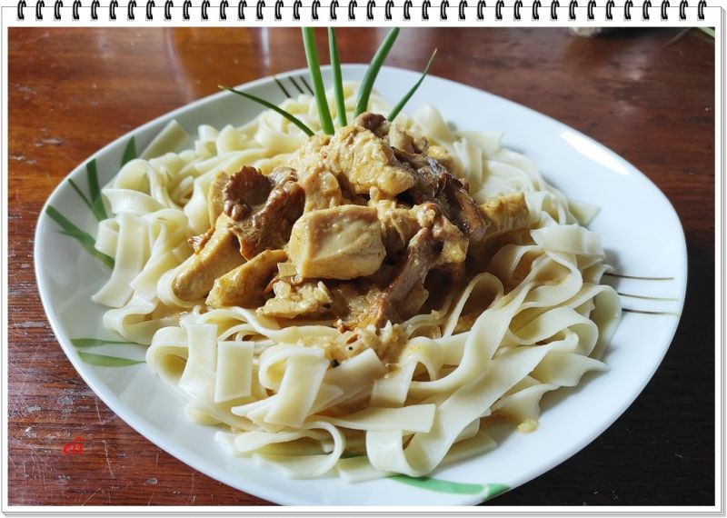 Gulasz Eli z piersi kurczaka z kurkami