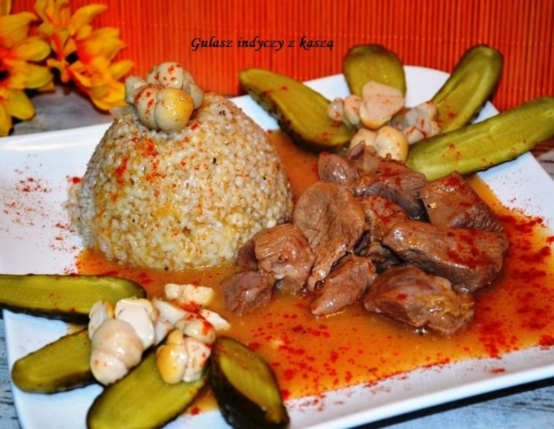 Gulasz indyczy z kaszą 