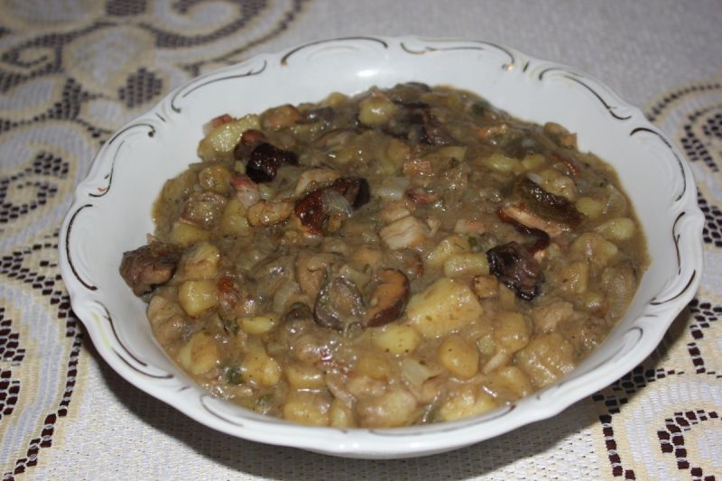 Gulasz leśny z ziemniakami 