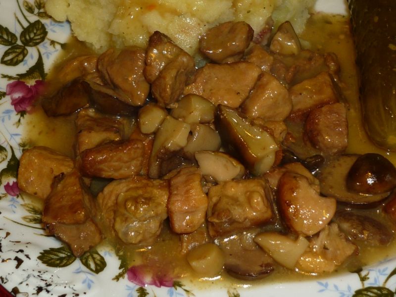 Gulasz mięsno-grzybowy Gulasz mięsno-grzybowy
