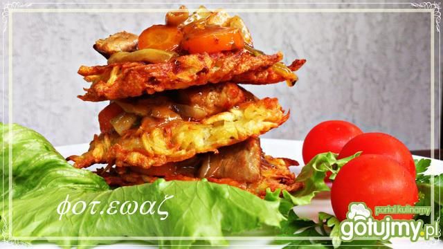 Gulasz mieszany na mini placuszkach