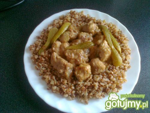 Gulasz na cebulce z kaszą gryczaną