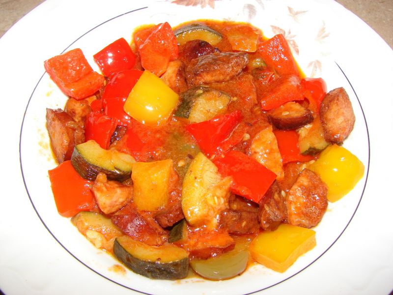 Gulasz paprykowy z kiełbasą