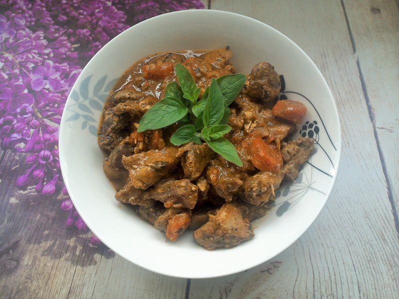 Gulasz pieczony z łopatki z marchewką